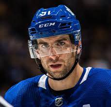 John Tavares zmeškal začátek sezóny kvůli šikmému zranění